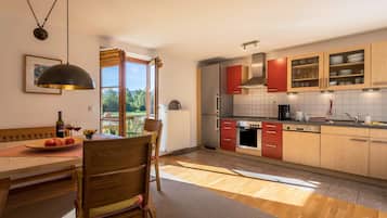 Een koelkast, een oven, een kookplaat, een vaatwasser