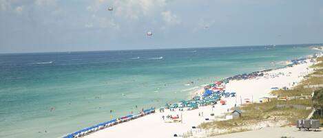 En la playa y camastros