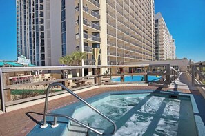 Een binnenzwembad, een buitenzwembad