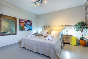 4 bedrooms, laptop workspace, free WiFi, bed sheets - Seaview Villa Galanos at Kalafatis Beach (Mykonos)