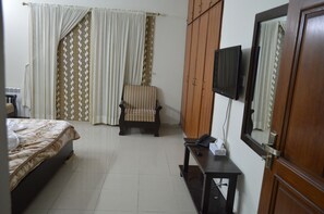 5 bedrooms, WiFi - Separate lower ground Floor with central heating system/AC (Islamabad)