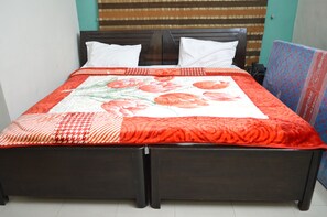 5 bedrooms, WiFi - Separate lower ground Floor with central heating system/AC (Islamabad)