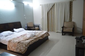 5 bedrooms, WiFi - Separate lower ground Floor with central heating system/AC (Islamabad)