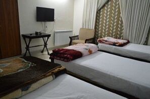 5 bedrooms, WiFi - Separate lower ground Floor with central heating system/AC (Islamabad)