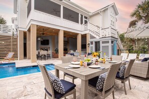 Outdoor dining - 1blck to Beach, Pool, Firepit, Outdoor Kitchen, Game Room | Pelican by AvantStay (Isle Of Palms)