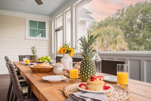 Outdoor dining - 1blck to Beach, Pool, Firepit, Outdoor Kitchen, Game Room | Pelican by AvantStay (Isle Of Palms)