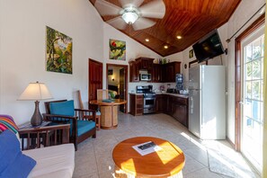 冰箱、微波炉、茶具/咖啡用具、厨具/餐具