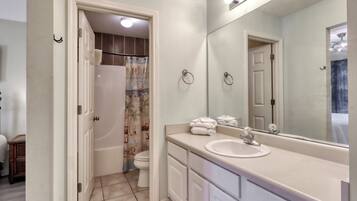 Combined shower/tub, towels