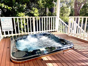 Outdoor spa tub - A Tranquil, Leafy and Super-Convenient Holiday Home (Mollymook)