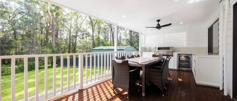 تناول الطعام بالخارج