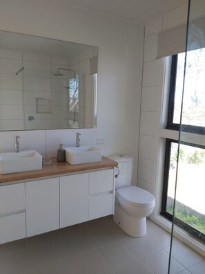 Dusche, Handtücher, Toilettenpapier