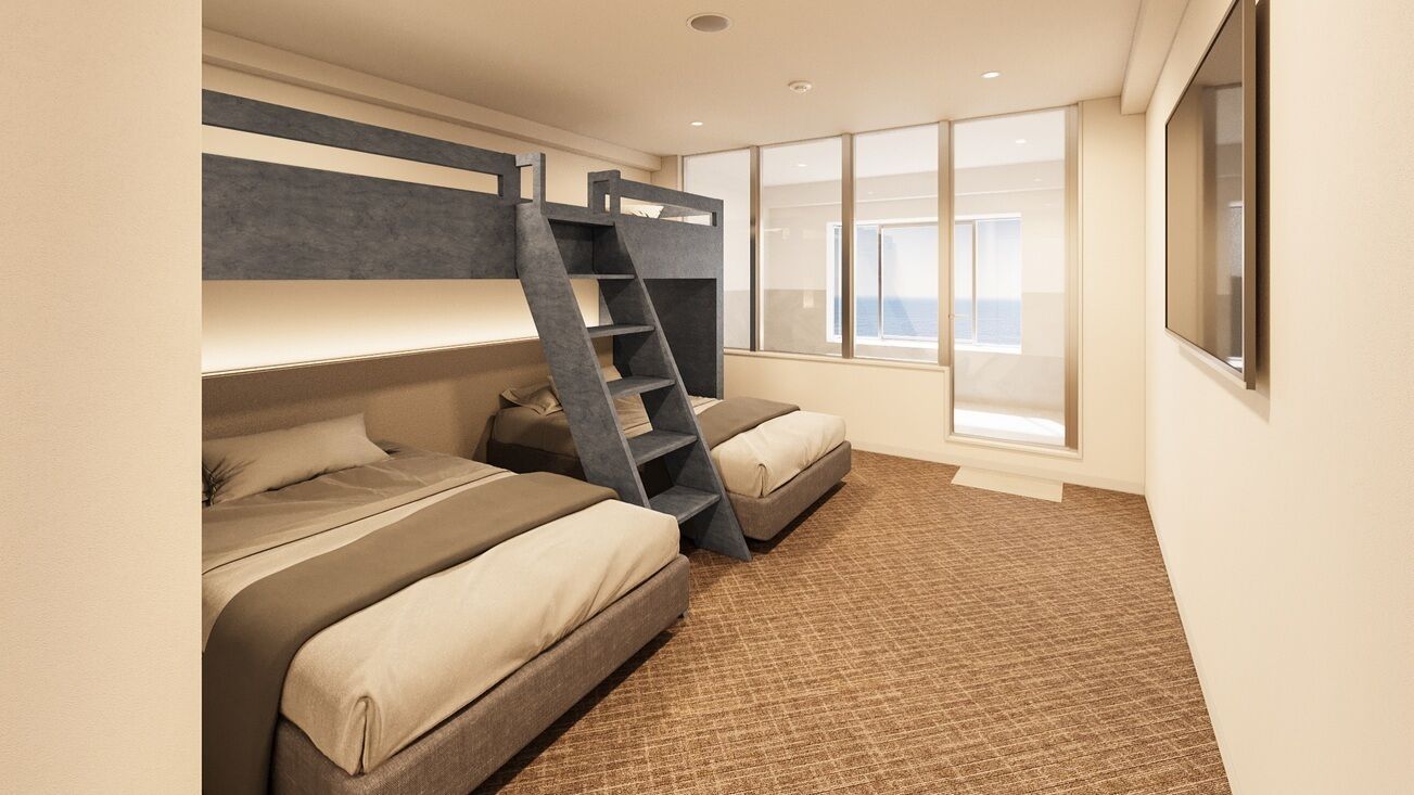 Una habitación con literas, una escalera y ventanas grandes.