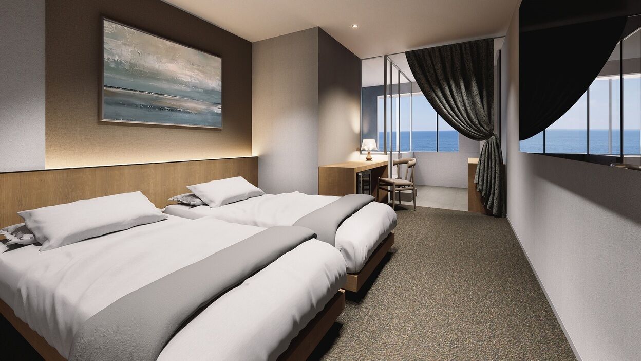 Habitación de hotel con dos camas, un escritorio, una silla y un ventanal con cortinas.