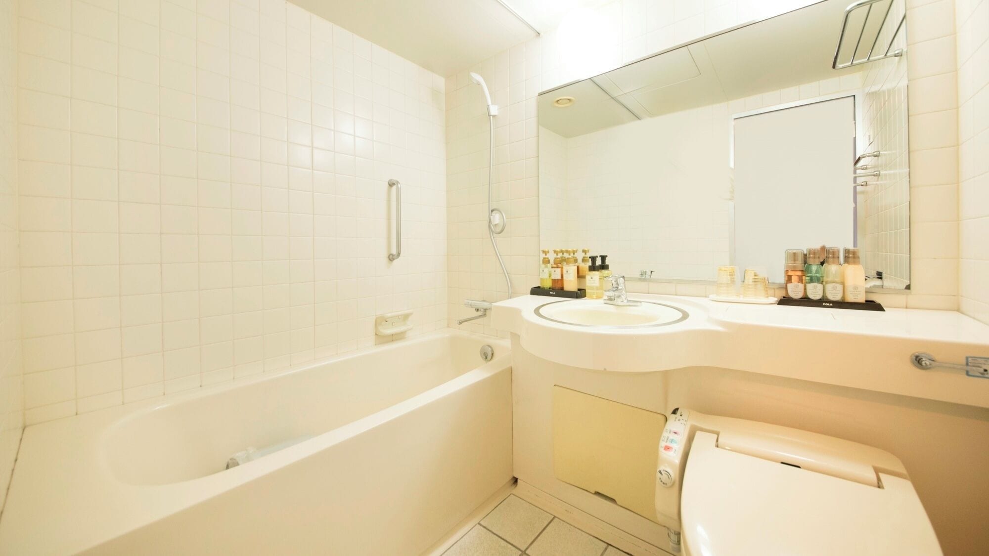 Un baño con bañera, lavabo e inodoro.