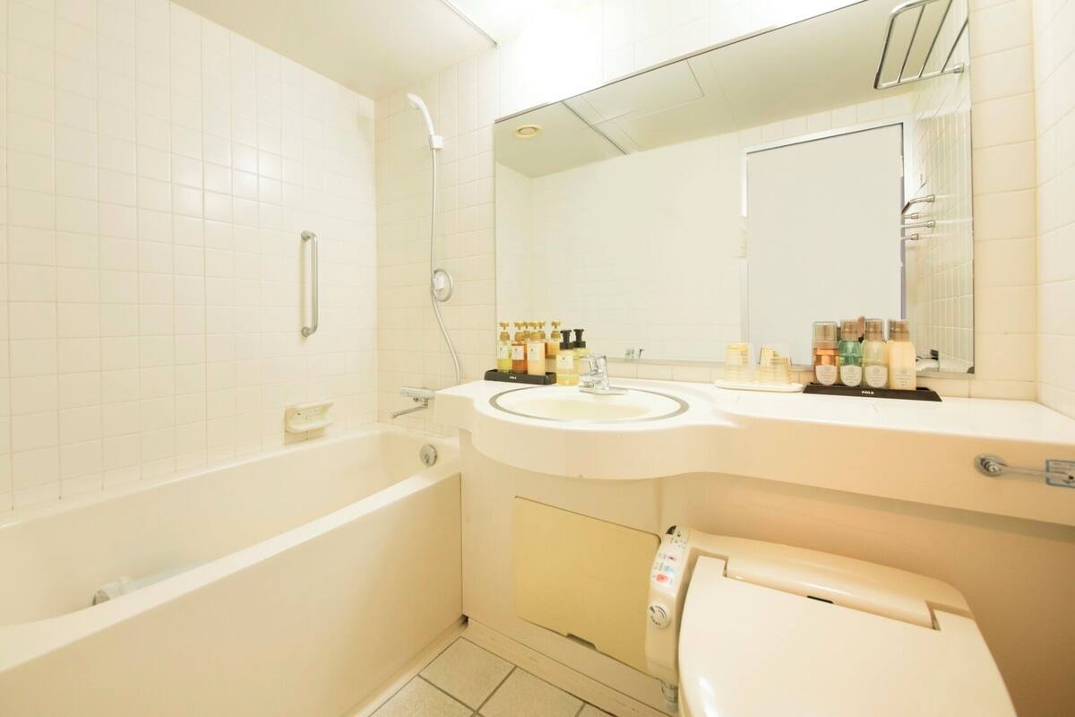 Een badkamer met een bad, wastafel en toilet.