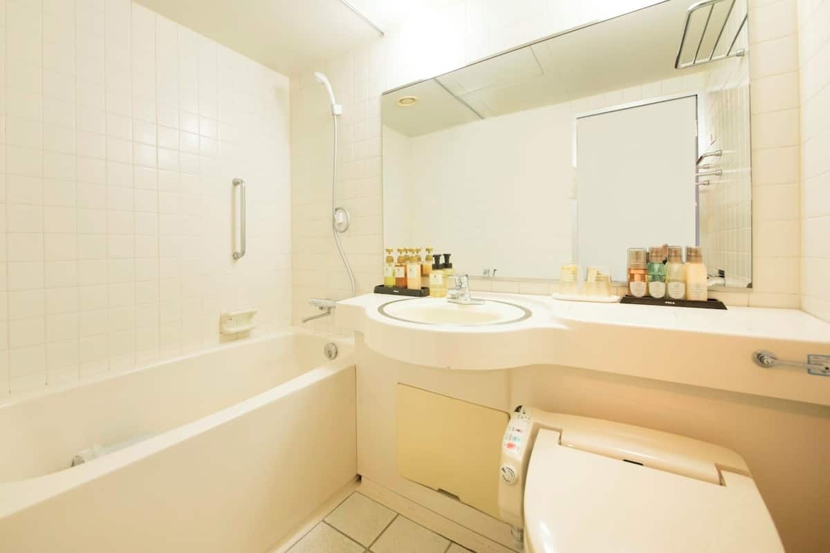 Un baño con bañera, lavabo e inodoro.
