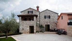 Exterior - Authentic Villa Ulika with a pool and a jacuzzi (Visnjan)