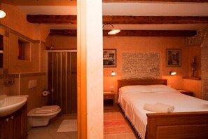 5 bedrooms, iron/ironing board, WiFi, bed sheets