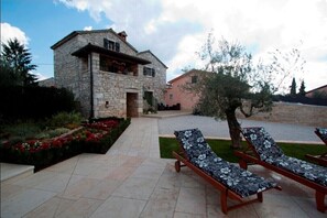 Terrace/patio - Authentic Villa Ulika with a pool and a jacuzzi (Visnjan)