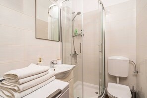 Apartament (One Bedroom Apartment with Terrace) | Bany | Dutxa i tovalloles 