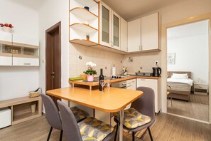 Appartement (One Bedroom Apartment with Terrace) | Woonkamer | Televisie