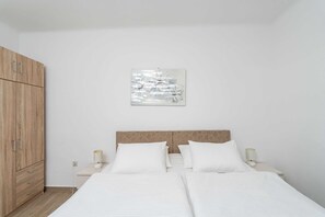 Appartement (One Bedroom Apartment with Terrace) | 1 slaapkamer, beddengoed