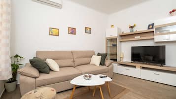 Appartement (One Bedroom Apartment with Terrace) | Woonkamer | Televisie