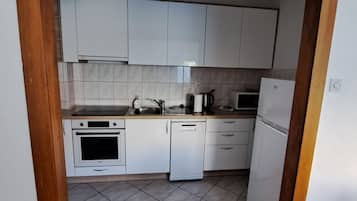 Refrigerador, microondas, placa de cocina, tetera/pava eléctrica
