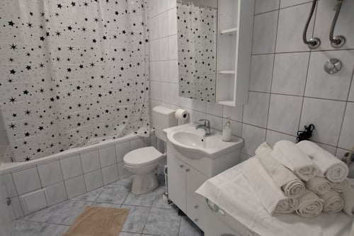 Apartament (Three Bedroom Apartment with Balcony) | Bany | Dutxa, assecador de cabells i tovalloles