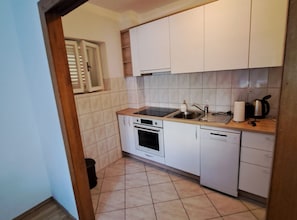 Apartment (Three Bedroom Apartment with Balcony) | Private kitchen