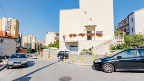 Căn hộ (Three Bedroom Apartment with Balcony) | Ngoại thất