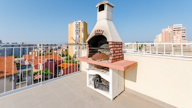 Căn hộ (Three Bedroom Apartment with Balcony) | Ngoại thất