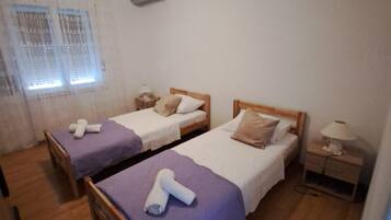 3 habitaciones, tabla de planchar con plancha y ropa de cama