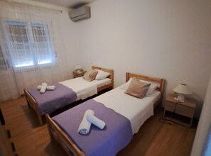 Apartment (Three Bedroom Apartment with Balcony) | 3 bedrooms, iron/ironing board, bed sheets - Apartment Marko (Split)