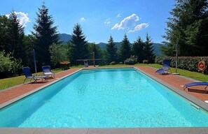 Pool - Villa delle Camelie A: A characteristic and welcoming apartment that covers the entire ground floor of a villa surrounded by the greenery, with Free WI-FI. (San Marcello Piteglio)
