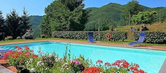 Villa delle Camelie A: A characteristic and welcoming apartment that covers the entire ground floor of a villa surrounded by the greenery, with Free WI-FI.