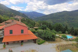 Exterior - Villa delle Camelie A: A characteristic and welcoming apartment that covers the entire ground floor of a villa surrounded by the greenery, with Free WI-FI. (San Marcello Piteglio)