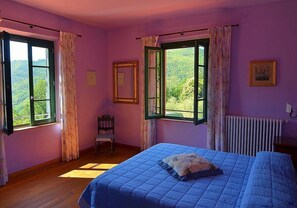 2 عدّة غرف نوم ومكواة/لوح كي وواي فاي مجانًا وملاءات أسرّة