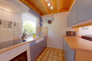 Kylskåp, mikrovågsugn, ugn och diskmaskin