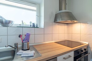 Jääkaappi, uuni, astianpesukone, kahvin-/teenkeitin