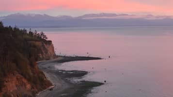 Rannalla, aurinkotuoleja, rantapyyhkeitä