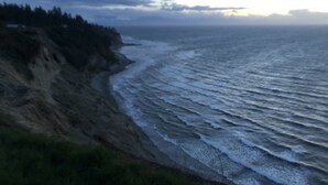 På stranden, solsenger og strandhåndklær