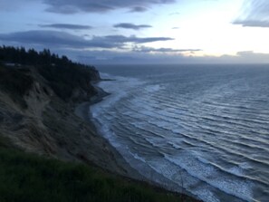 På stranden, solsenger og strandhåndklær