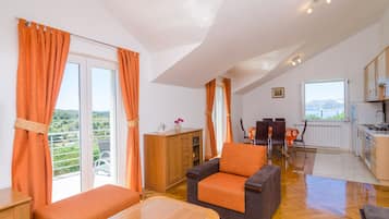 Appartement (Two Bedroom Apartment with Balcony) | Woonkamer | Een televisie