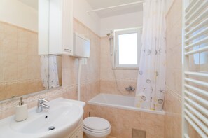 Huoneisto (Two Bedroom Apartment with Balcony) | Kylpyhuone | Kylpyamme, pyyhkeet