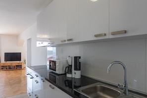 Lägenhet (Three Bedroom Apartment) | Eget kök | Kylskåp, mikrovågsugn, spishäll och diskmaskin
