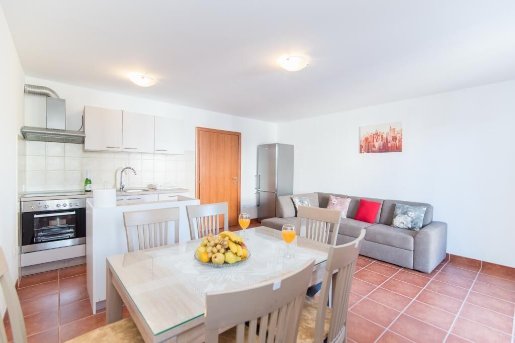 Apartamento (Two Bedroom Apartment with Balcony) | Sala de estar | Una televisión