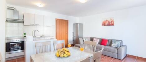 公寓 (Two Bedroom Apartment with Balcony) | 客厅 | 电视