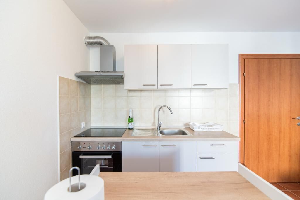 Frigorífico, microondas, placa de cocina y cafetera o tetera