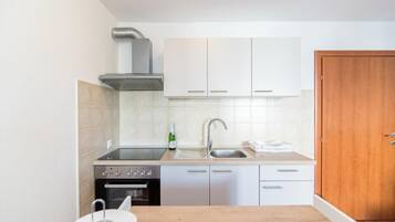 Refrigerador, microondas, placa de cocina, cafetera/tetera